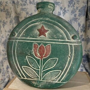 Terracotta Flat Vase Green & Red Tulip Star